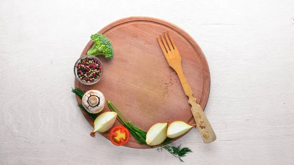 Mutfak plaka sebze ve baharatlar ile. Üstten Görünüm. Boş alan.