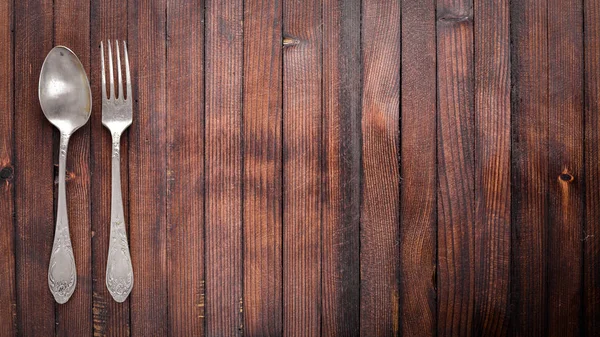 Eski çatal bıçak takımı. Ahşap arka plan üzerinde. Üstten Görünüm.