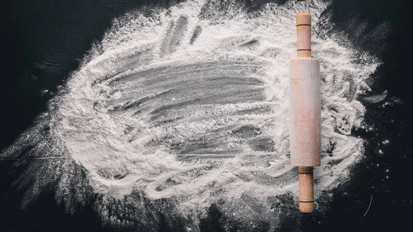 PIN ve beyaz un karanlık bir arka plan üzerinde haddeleme. Metin için özgür yer. Üstten Görünüm.