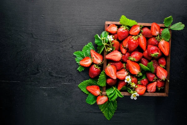 Taze çilek. Sağlıklı gıda. Ahşap arka plan üzerinde. Üstten Görünüm. Boş alan.