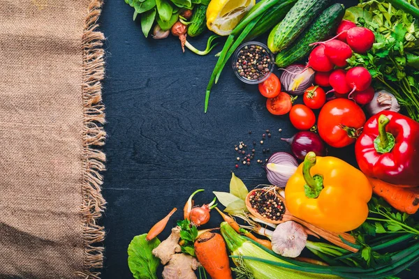 Organik gıda çerçevesinde. Taze çiğ sebze ve baharat. Ahşap tahta.
