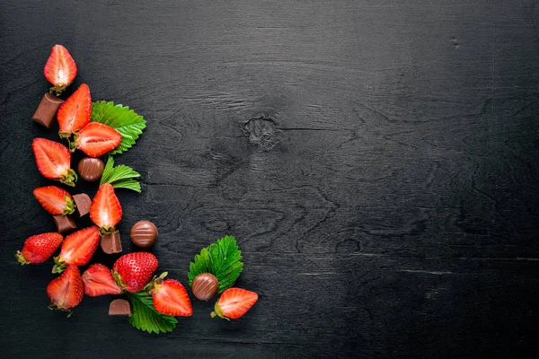 Taze çilek ve çikolata. Sağlıklı gıda. Ahşap arka plan üzerinde. Üstten Görünüm. Boş alan.