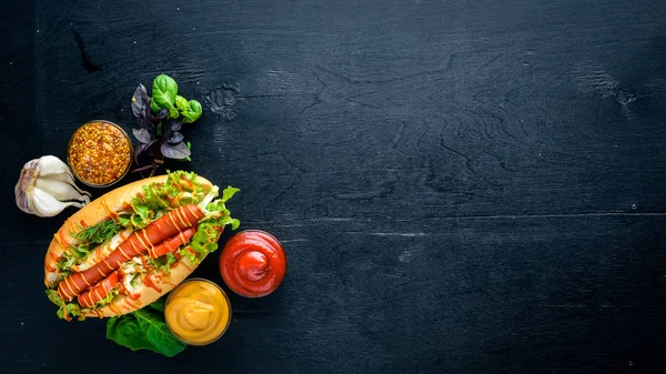 Sosisli otlar ve Baharatlar, hardal ve ketçap. Ahşap arka plan üzerinde. Üst alanı ile ilgilenen.