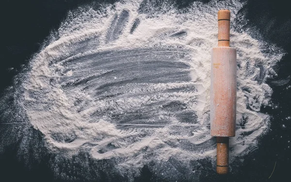 PIN ve beyaz un karanlık bir arka plan üzerinde haddeleme. Metin için özgür yer. Üstten Görünüm.