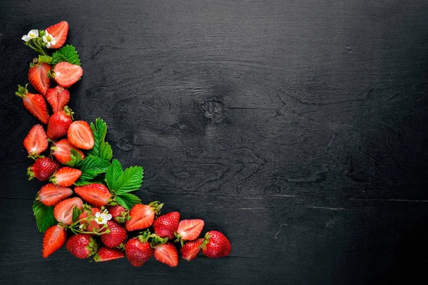 Taze çilek. Sağlıklı gıda. Ahşap arka plan üzerinde. Üstten Görünüm. Boş alan.