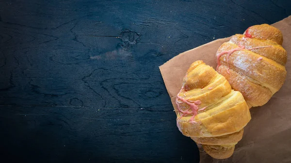 Yoğurtlu kruvasan. Böreği hamur. Siyah ahşap arka plan üzerinde. Metin için özgür yer. Üstten Görünüm,