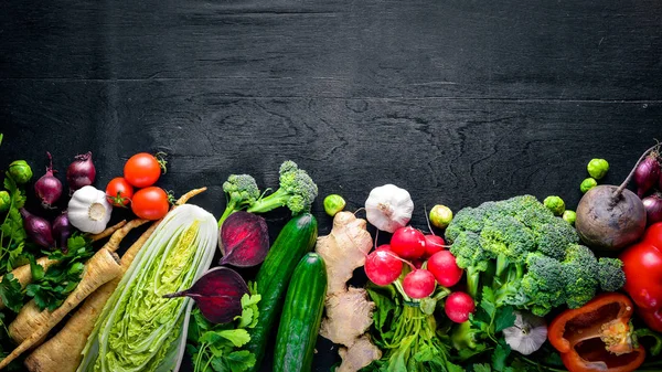 Büyük organik gıda ayarlayın. Taze çiğ sebze. Siyah bir kara tahta.