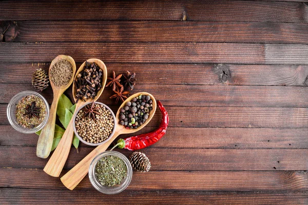 Baharat karışımı. Tahta kaşık. Ahşap arka plan üzerinde. Üstten Görünüm.