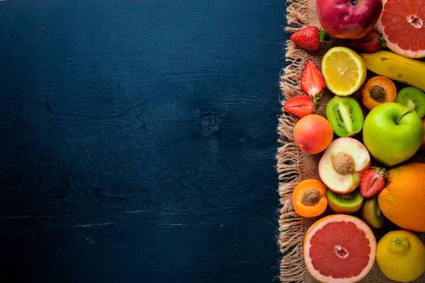 Taze meyve kümesi. Sağlıklı gıda. Ahşap arka plan üzerinde. Üstten Görünüm. Boş alan.
