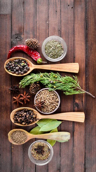 Baharat karışımı. Tahta kaşık. Ahşap arka plan üzerinde. Üstten Görünüm.
