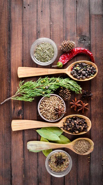 Baharat karışımı. Tahta kaşık. Ahşap arka plan üzerinde. Üstten Görünüm.