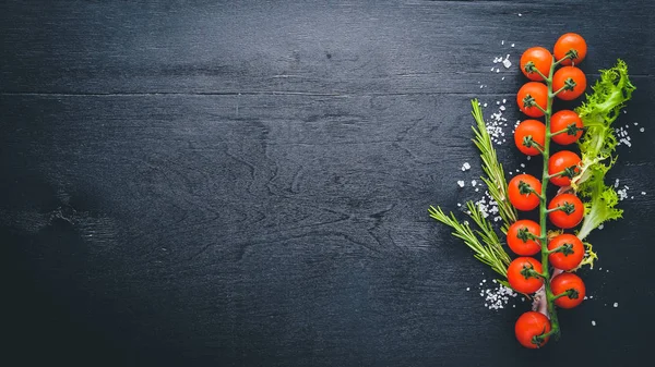 Kiraz domates ve sebze. Ahşap bir arka plan üzerinde. Üstten Görünüm. Metin için boş alan.