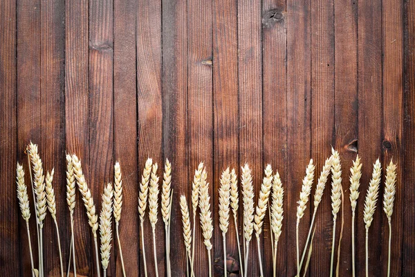Buğday, yulaf, darı, arpa. Ahşap arka plan üzerinde. Üstten Görünüm.