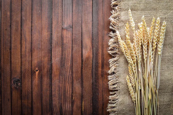 Σιτάρι, βρώμη, κεχρί, κριθάρι. Σε ξύλινο υπόβαθρο. Το Top view. — Φωτογραφία Αρχείου