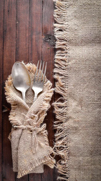 Eski çatal bıçak takımı. Ahşap arka plan üzerinde. Üstten Görünüm.