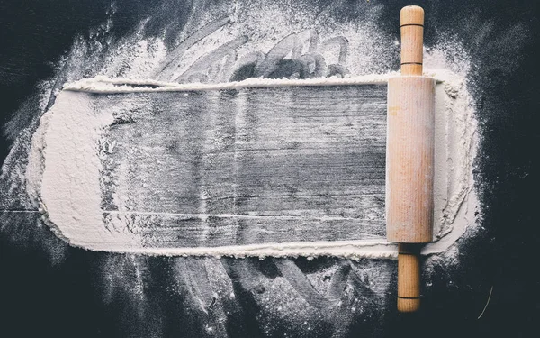 PIN ve beyaz un karanlık bir arka plan üzerinde haddeleme. Metin için özgür yer. Üstten Görünüm.