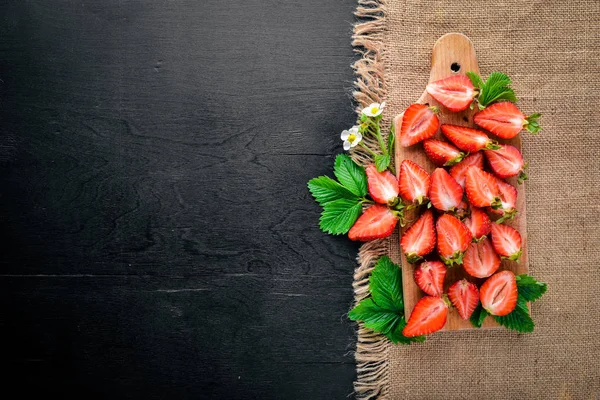 Taze çilek. Sağlıklı gıda. Ahşap arka plan üzerinde. Üstten Görünüm. Boş alan.