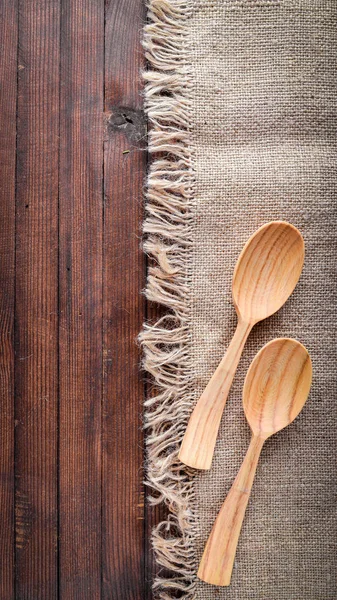 Tahta kaşık. Ahşap arka plan üzerinde. Üstten Görünüm.