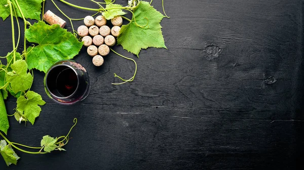 Üzüm cinayet sebebi. Bir şişe, bir bardak şarap ve üzüm yaprakları. Üstten Görünüm. Boş alan.