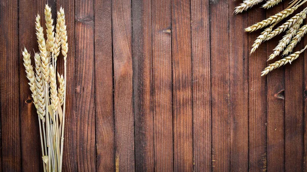 Σιτάρι, βρώμη, κεχρί, κριθάρι. Σε ξύλινο υπόβαθρο. Το Top view. — Φωτογραφία Αρχείου