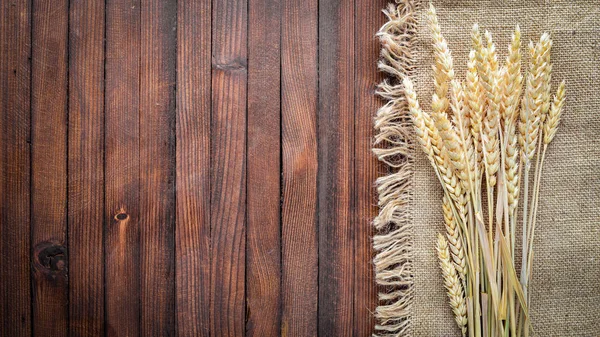 Buğday, yulaf, darı, arpa. Ahşap arka plan üzerinde. Üstten Görünüm.