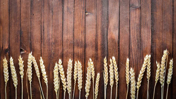 Buğday, yulaf, darı, arpa. Ahşap arka plan üzerinde. Üstten Görünüm.