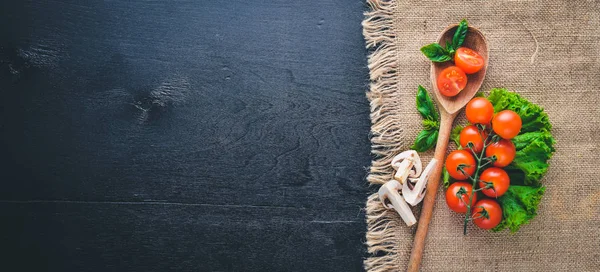 Ahşap arka plan üzerinde taze sebze. Üstten Görünüm. Metniniz için boş alan.