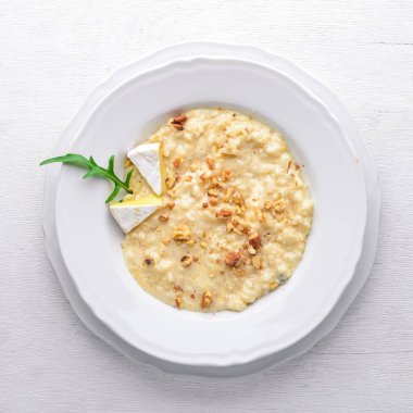 Ahşap arka plan üzerinde peynirli risotto. Üstten Görünüm. Metin için boş alan.