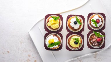 Taze meyve ve krema dolum ile kek. Ahşap bir arka plan üzerinde. Üstten Görünüm. Metin için boş alan.