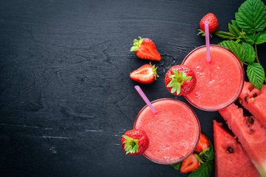 Karpuz ve çilek taze kokteyl. Nane, buz. Ahşap bir gemide. Üstten Görünüm. Metniniz için boş alan.