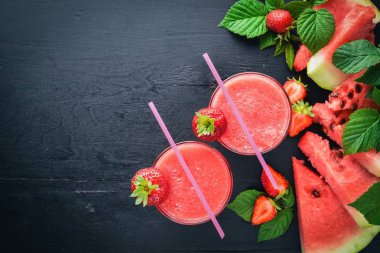 Karpuz ve çilek taze kokteyl. Nane, buz. Ahşap bir gemide. Üstten Görünüm. Metniniz için boş alan.