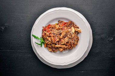 Çin mutfağı. Ahşap arka plan üzerinde domates soslu tavuk fileto. Üstten Görünüm. Metin için boş alan.