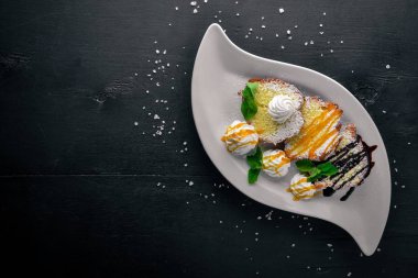 Karamel ve çikolata soslu bisküvi pasta. Ahşap bir arka plan üzerinde. Üstten Görünüm. Metin için boş alan.