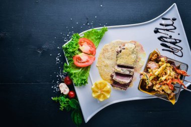 Dana biftek ve ızgara sebzeler. Ahşap bir arka plan üzerinde. Üstten Görünüm. Metin için boş alan.