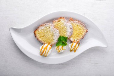 Karamel ve çikolata soslu bisküvi pasta. Ahşap bir arka plan üzerinde. Üstten Görünüm. Metin için boş alan.