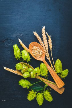 Buğday ve ahşap arka plan atlama sayısının. Üstten Görünüm. Metin için boş alan.