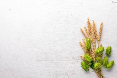 Buğday ve ahşap arka plan atlama sayısının. Üstten Görünüm. Metin için boş alan.