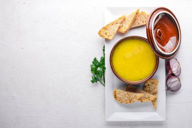 Bezelye ve Mısır çorbası püresi. Ahşap bir arka plan üzerinde. Üstten Görünüm. Metin için boş alan.