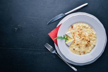Ahşap arka plan üzerinde peynirli risotto. Üstten Görünüm. Metin için boş alan.