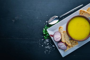 Bezelye ve Mısır çorbası püresi. Ahşap bir arka plan üzerinde. Üstten Görünüm. Metin için boş alan.