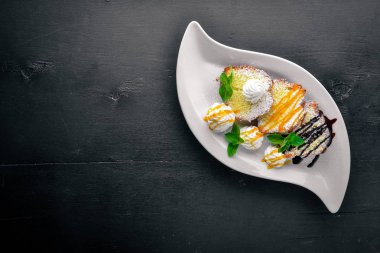 Karamel ve çikolata soslu bisküvi pasta. Ahşap bir arka plan üzerinde. Üstten Görünüm. Metin için boş alan.