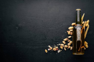 Bir şişe bira, atlama ve tahıl. Üstten Görünüm. Metin için boş alan.