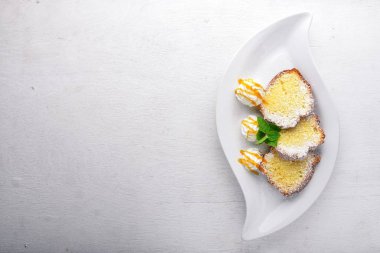 Karamel ve çikolata soslu bisküvi pasta. Ahşap bir arka plan üzerinde. Üstten Görünüm. Metin için boş alan.