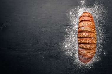 Ekmek ahşap arka plan üzerinde. Üstten Görünüm. Metin için boş alan.