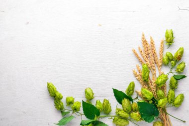 Buğday ve ahşap arka plan atlama sayısının. Üstten Görünüm. Metin için boş alan.