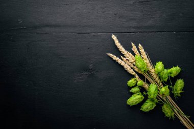 Buğday ve ahşap arka plan atlama sayısının. Üstten Görünüm. Metin için boş alan.