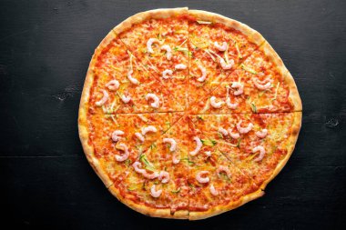Karidesli pizza. Ahşap bir arka plan üzerinde. Üstten Görünüm. Metin için boş alan.