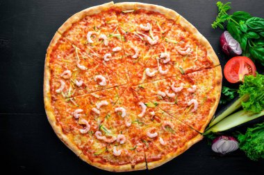 Karidesli pizza. Ahşap bir arka plan üzerinde. Üstten Görünüm. Metin için boş alan.