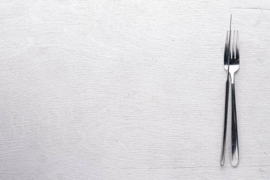 Çatal bıçak takımı ahşap arka plan üzerinde. Üstten Görünüm. Metin için boş alan.