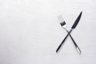 Çatal bıçak takımı ahşap arka plan üzerinde. Üstten Görünüm. Metin için boş alan.